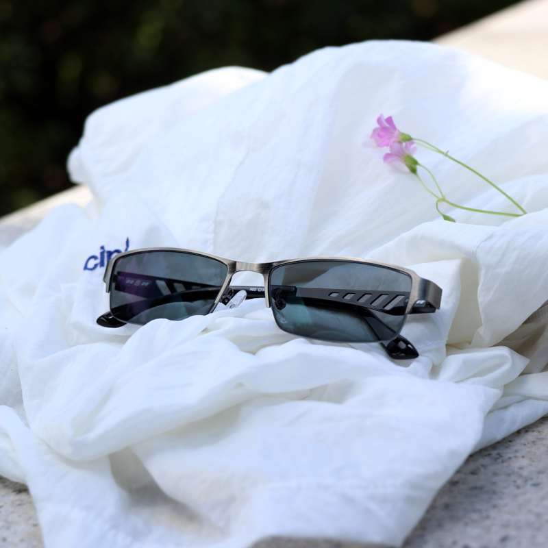 New men's titanium alloy glasses frame fashion woman ultra-light transition sunlight photochromic myopia prescription glasses