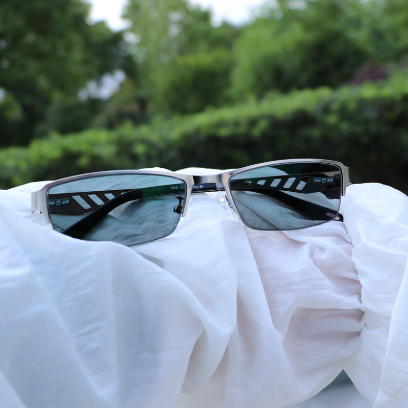 New men's titanium alloy glasses frame fashion woman ultra-light transition sunlight photochromic myopia prescription glasses