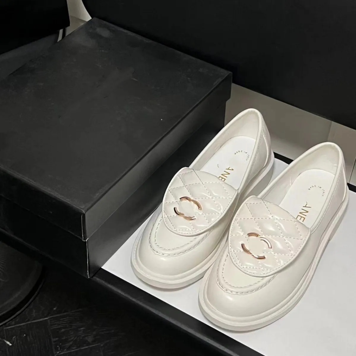 High-End Women's Thick-Heeled Slip-On Loafers Diamond Pattern Genuine Leather Shoes Retro One-Touch Fashionable Flat Heels