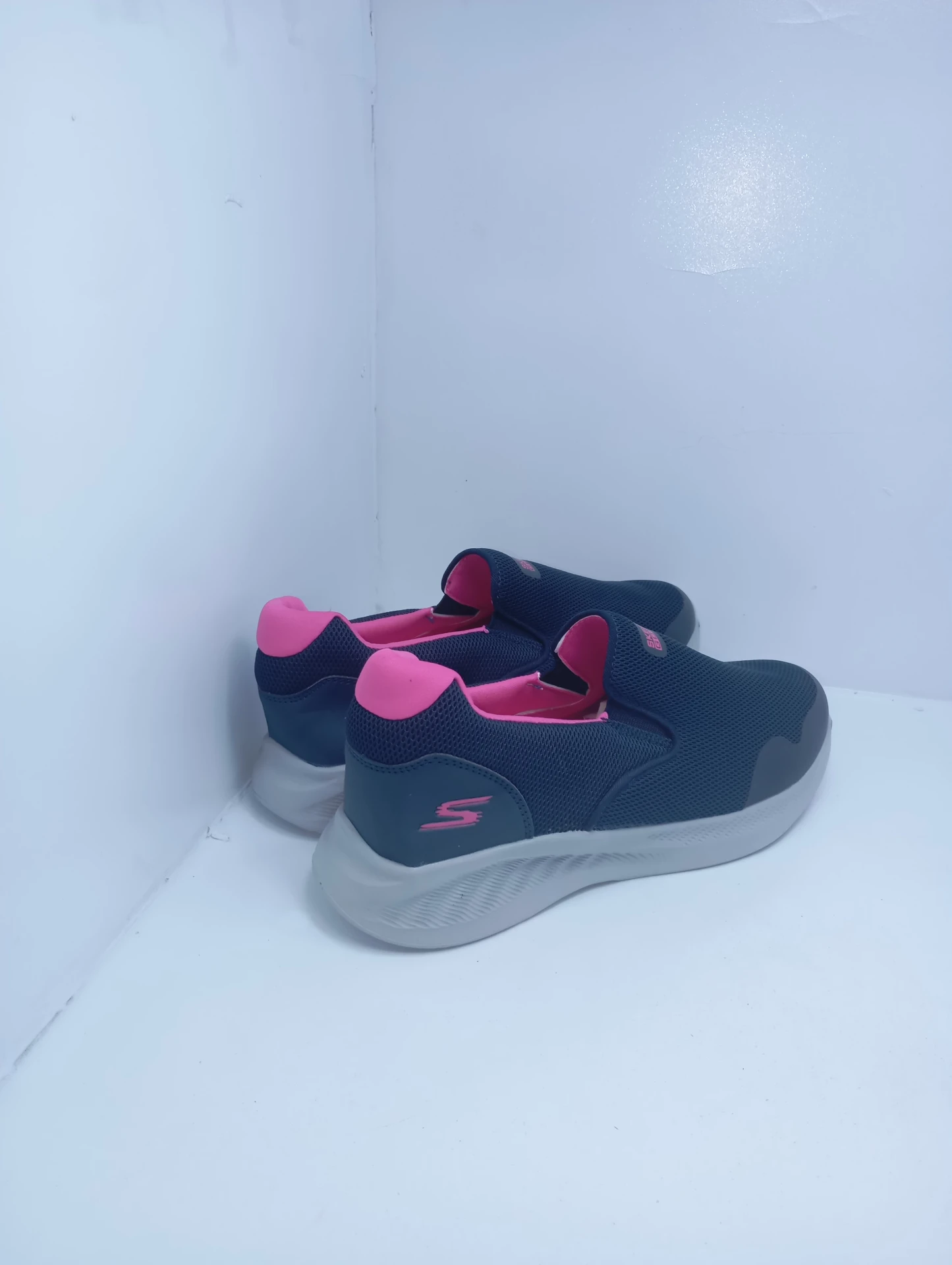 Skechers Uno Air-Cooled Memory Foam Luxury